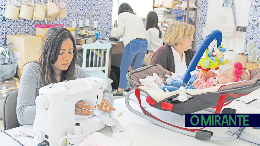 Ateliê de costura da Associação Ajuda de Mãe foi criado com o objectivo de apoiar mulheres grávidas em Santarém