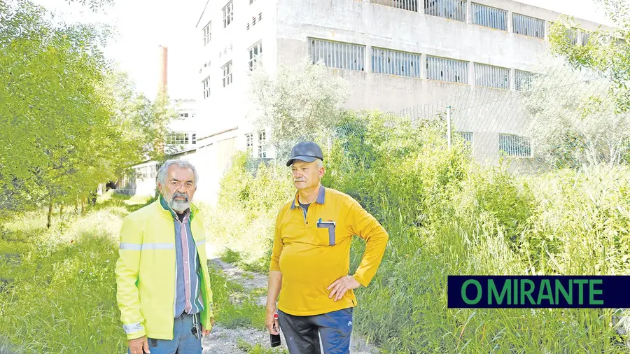 Cid Manata e Francisco Fernandes estão preocupados com a insalubridade do local