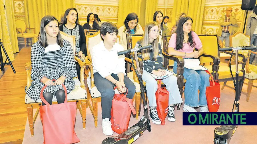 Jovens receberam prémios pela participação no AQUAQUIZ – FOTO – CM Santarém