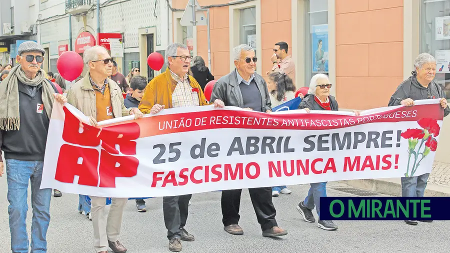 Mais de uma centena de pessoas juntaram-se à União de Resistentes Anti-Fascistas Portugueses para marchar, no Dia da Liberdade, contra o fascismo
