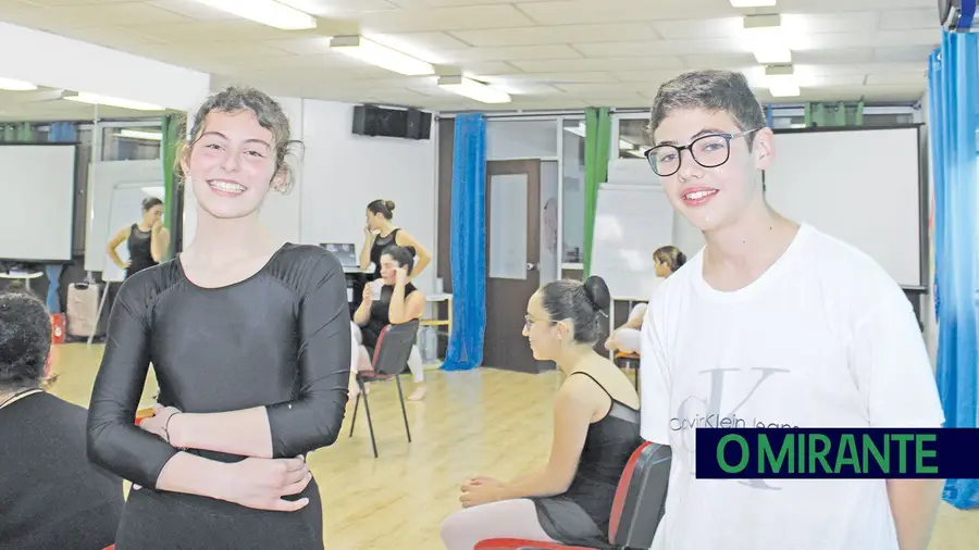 Luna Tomé com Nuno Silva, alunos de ballet na Academia de Dança de Rio Maior