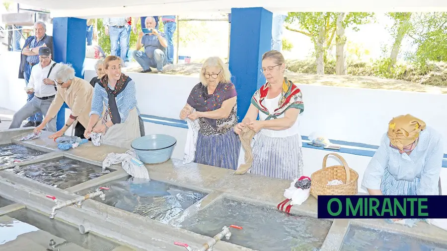 Presidente da União de Freguesias de Achete, Azoia de Baixo e Póvoa de Santarém, Guida Botequim, participou, com outras senhoras, da recriação do tempo das lavadeiras nos tanques públicos