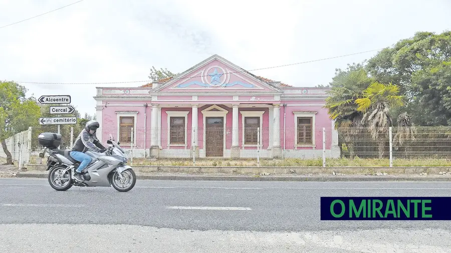 A Escola de Grandella corre o risco de voltar a cair em ruína