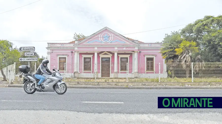 A Escola de Grandella corre o risco de voltar a cair em ruína