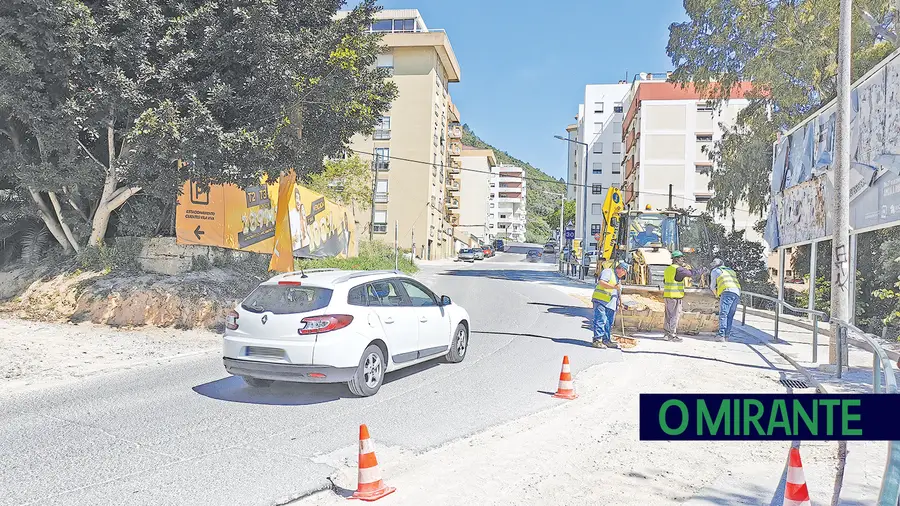 Obras na Rua António Sérgio deverão prolongar-se até ao final de Junho