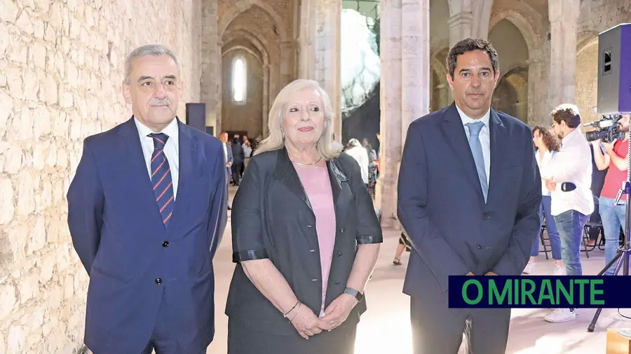 O presidente do Tribunal da Concorrência, Regulação e Supervisão, Luís Miguel Caldas, que também é presidente da Comarca de Santarém (à direita), com o presidente do Supremo Tribunal de Justiça, Henrique Araújo, e a Procuradora Geral da República, Lucília Gago