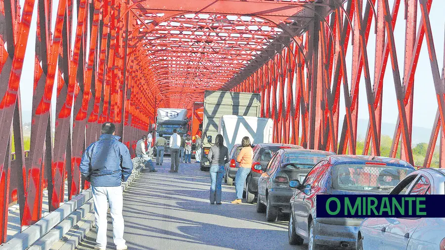 Militares deixaram condutores à espera durante mais de uma hora para atravessar a ponte da Chamusca