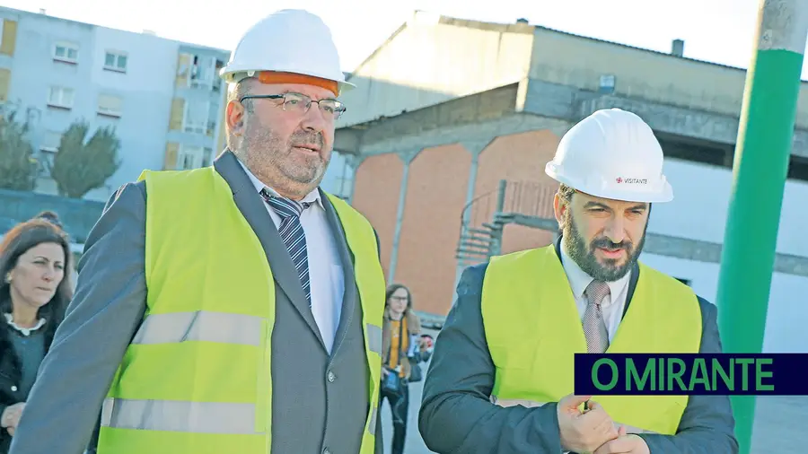 Miguel Borges com o então ministro da Educação, Tiago Brandão Rodrigues, durante uma visita às obras na Escola do Sardoal