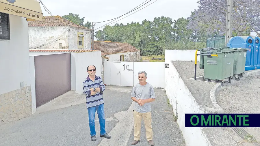 Portão impede a passagem para várias propriedades agrícolas e para o rio Tejo