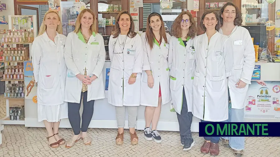A equipa da Farmácia Carvalho (da esquerda para a direita): Mariana Strepko (estagiária), Maria João Friezes (farmacêutica), Joana Gomes (directora técnica), Juliana Moreira (técnica auxiliar de farmácia), Catarina Fraco (farmacêutica), Felicidade Cardoso (técnica farmacêutica) e Joana Torgal (técnica auxiliar de farmácia). fotoDR