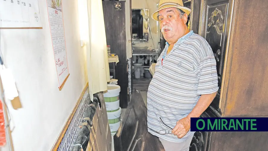 Manuel Marques, que reside há mais de 30 anos na Rua de São Sebastião, no Cartaxo, tem tido problemas graves nas paredes de casa que diz serem causados por uma fonte contígua à sua casa