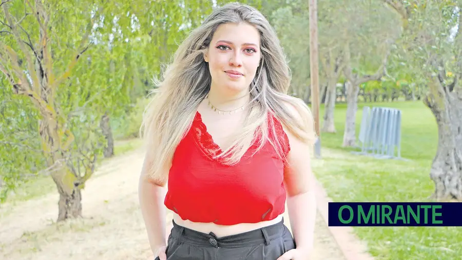Nádia Matos tem 23 anos e é uma das vozes mais críticas do trabalho dos políticos da CDU e do PS que têm governado no poder e na oposição o concelho de Benavente