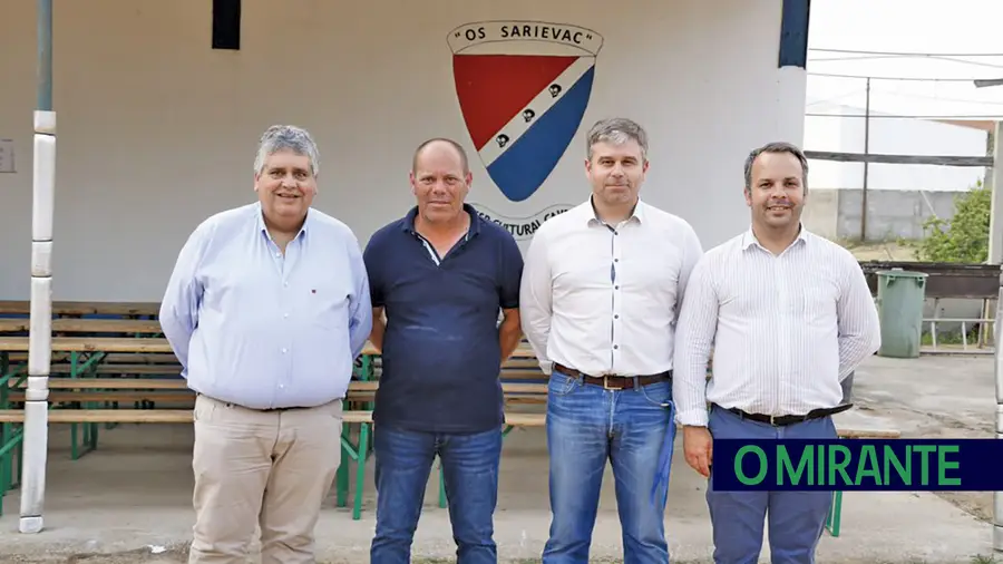 O vice-presidente da Câmara de Torres Novas, Luís Silva (à esquerda), com os elementos da direcção do Clube Desportivo Caveirense