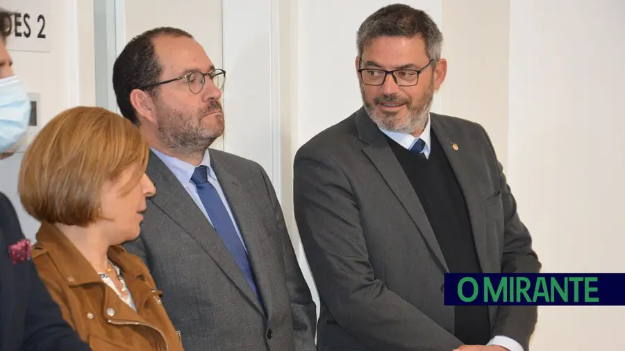 Fernando Paulo Ferreira com o ministro da educação, João Costa, numa recente visita à Escola Álvaro Guerra em Vila Franca de Xira