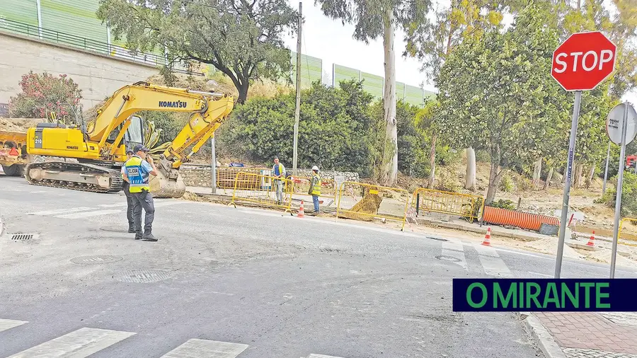 Nas horas de ponta quando o apoio policial não está no local o cruzamento da Rua João José do Nascimento Costa com a António Lúcio Baptista tem sido caótico para os condutores