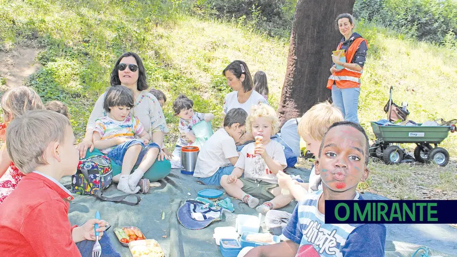 Escola na Floresta é um projecto que está implementado na aldeia de Vale Travesso (concelho de Ourém) onde crianças em idade pré-escolar aprendem através do contacto com a natureza