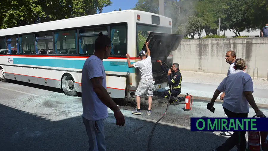 Vídeo. Populares apagam fogo em autocarro no centro de Santarém