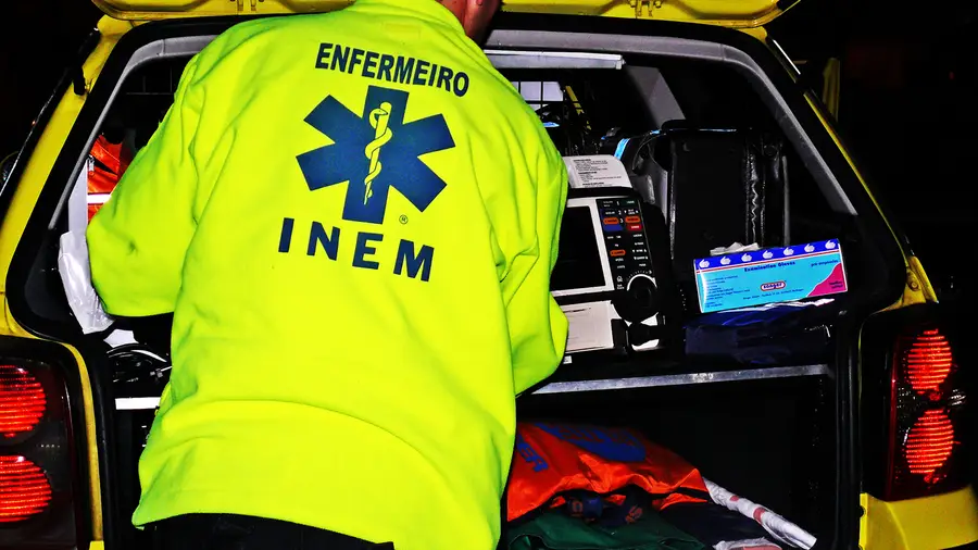 Técnicos do INEM suspensos por desinfectarem na rua uma ambulância que transportou doente Covid -19