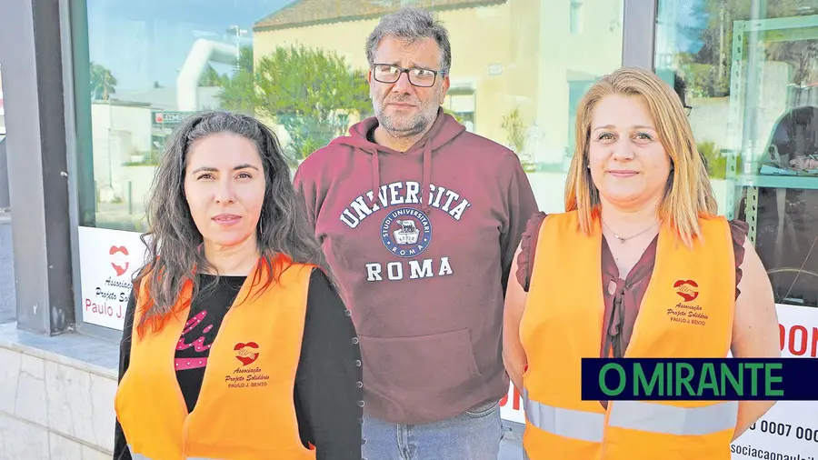 Paulo Bento com a presidente da associação, Dora Emerenciano, e a colaboradora Carla Santos