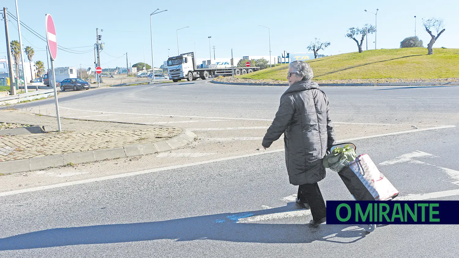 Peões não podem atravessar na passadeira sem parar antes?