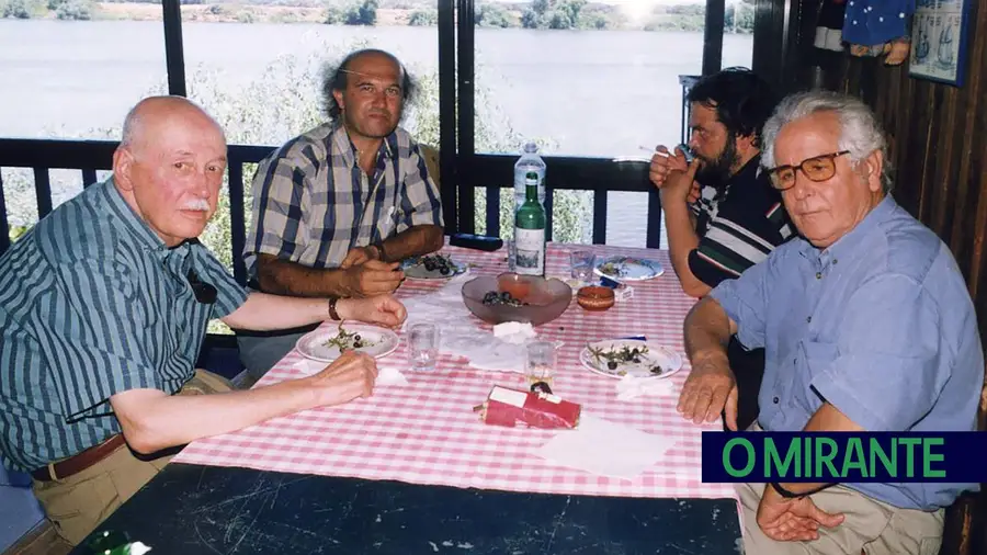 João Rui de Sousa o primeiro a contar da direita, com Luis Miranda Rocha, Joaquim Emídio e Pedro da Silveira em 1996 por altura do lançamento dos livros da Colecção Alma Nova