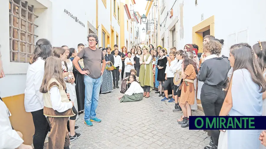 Encenação nas ruas de Constância captou a atenção dos moradores
