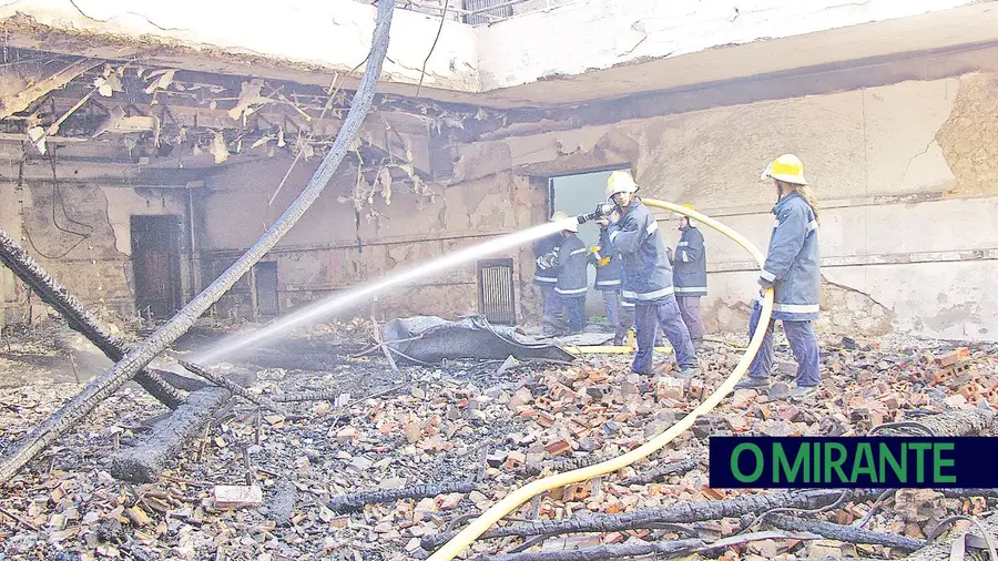 O interior do Teatro Rosa Damasceno, propriedade do grupo Enfis, foi destruído por um incêndio em Março de 2007. Na altura o edifício já estava degradado