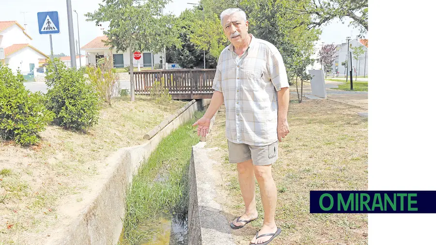 António Bule queixa-se dos maus cheiros e água parada em canal junto a sua casa em Vale de Rãs, Abrantes