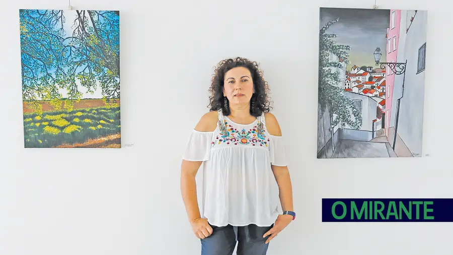 Dina Oliveira prefere pintar com a luz natural a incidir sobre a tela