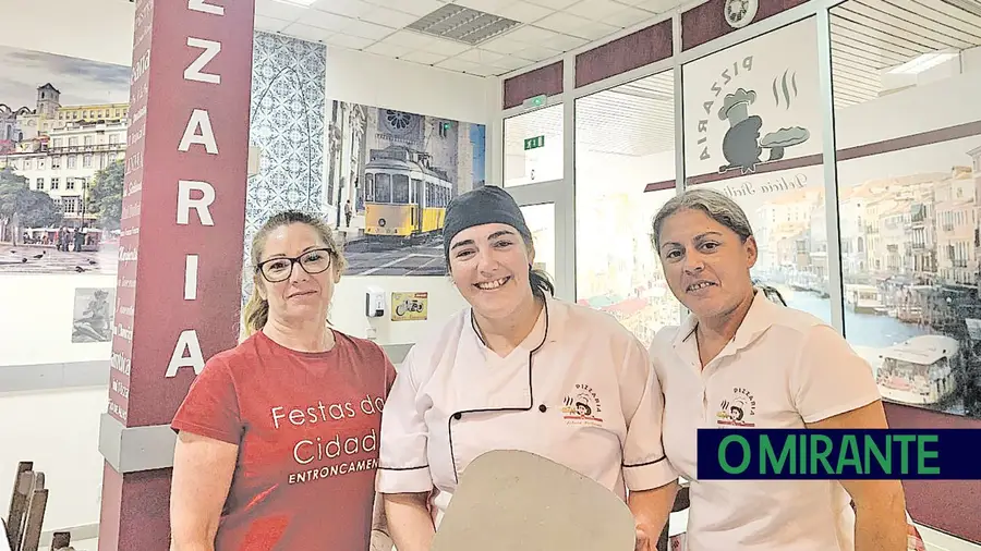 Sílvia Esgueira, Ana Lucas e Vanda Sentieiro são as sóciasgerentes da pizzaria Delícia Siciliana, no Entroncamento. fotoDR