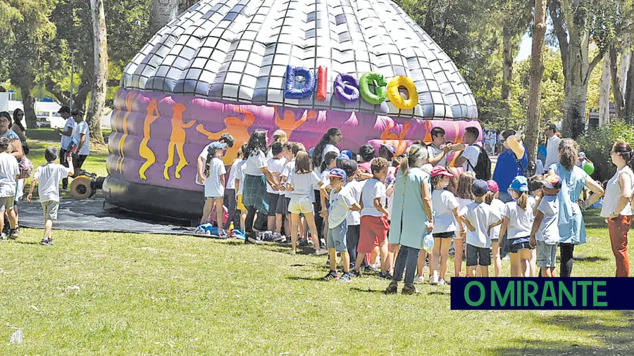Um milhar de crianças das escolas do concelho de Almeirim estiveram envolvidas nas comemorações do dia mundial da criança e do ambiente. FOTO – Águas do Ribatejo