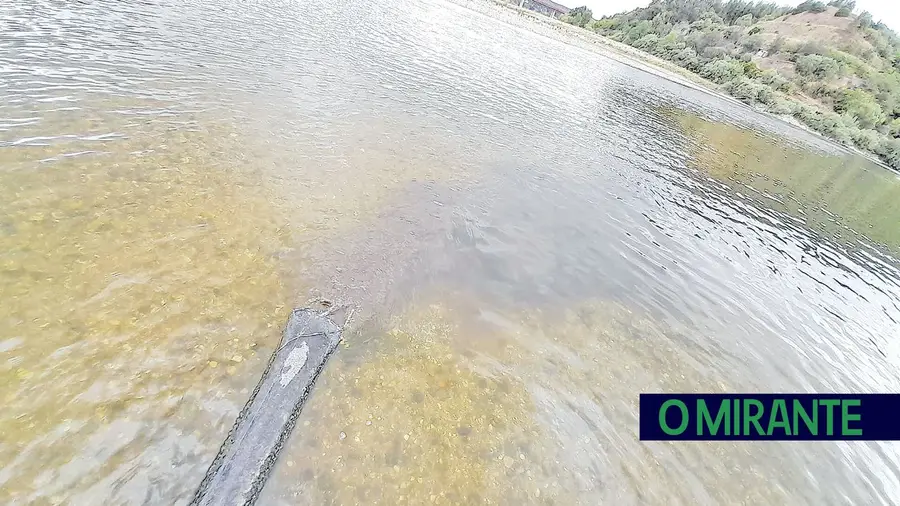 O escasso caudal do Tejo deixou à vista, em Constância, um tubo de esgotos domésticos a correrem para o rio. Câmara reconhece o problema que já dura há vários anos