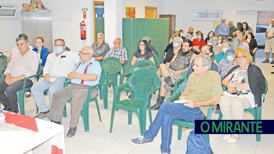 Três dezenas de moradores juntaram-se em sessão pública reclamando por mais e melhor saúde na Castanheira
