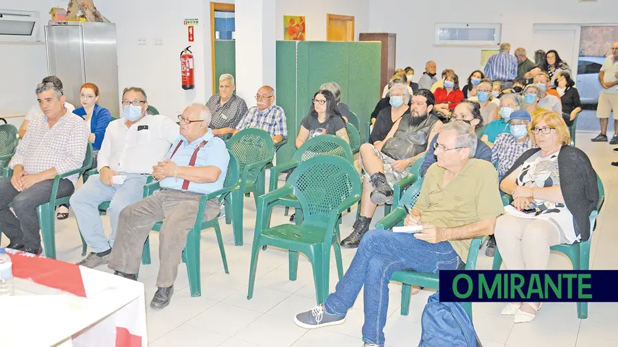 Três dezenas de moradores juntaram-se em sessão pública reclamando por mais e melhor saúde na Castanheira