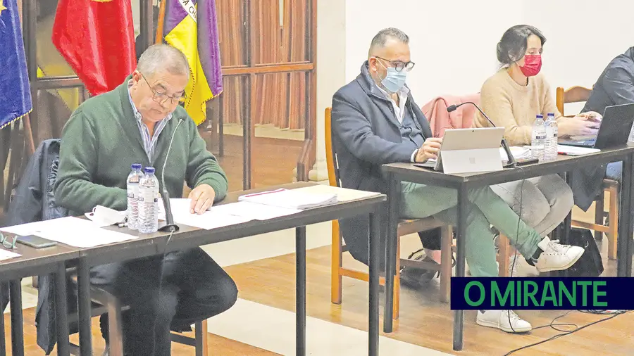 Joaquim José Garrido, Presidente da Assembleia Municipal da Chamusca, em primeiro plano na foto, factura com a autarquia através da empresa dos seus filhos