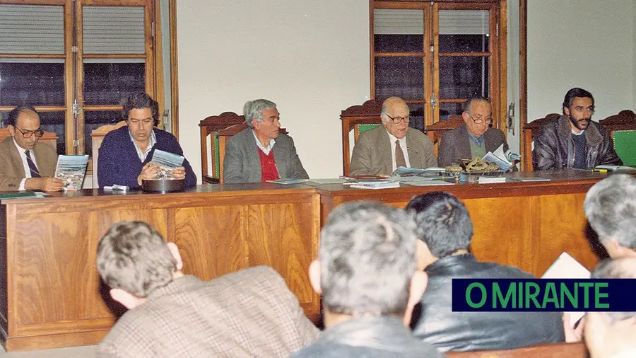 Mesa da Assembleia Geral da Caixa Agrícola da Chamusca do tempo em que a Cooperativa era uma instituição de proximidade e uma boa parte dos chamusquenses eram clientes e associados