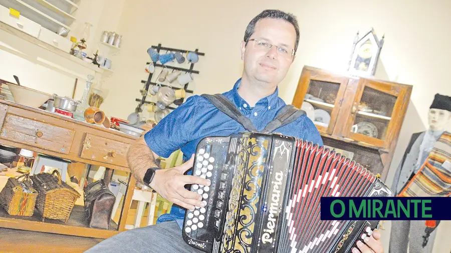 Vítor Rosa está desde a infância ligado à Casa do Povo de Arcena, onde é professor na escola de concertina e acordeão