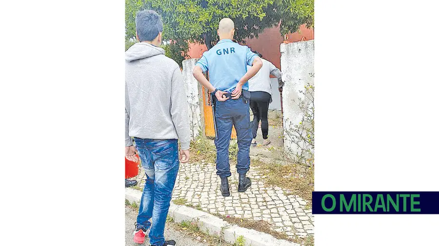 Família ocupou ilegalmente casa em São João dos Montes onde viviam em condições indignas com criança de três anos. fotoDR