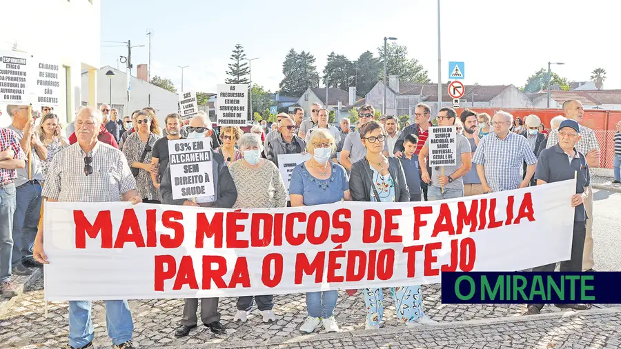 População de Alcanena concentrou-se junto ao centro de saúde a exigir mais médicos de família e a reabertura de várias extensões de saúde nas freguesias