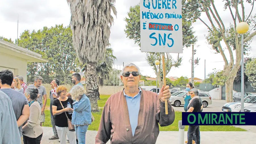 População reuniu-se em protesto contra a falta de médicos nas extensões de saúde de Alcorochel e Parceiros de Igreja, no concelho de Torres Novas