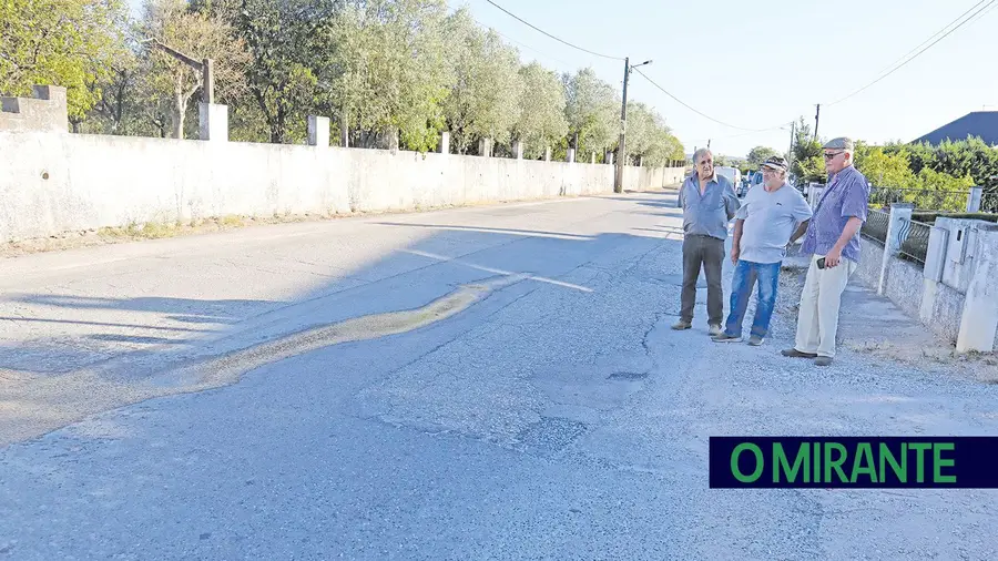 Águas do Ribatejo não conseguiu detectar ruptura em conduta que há 3 semanas está a correr água na Rua Padre Cruz, em Botequim, Riachos, concelho de Torres Novas