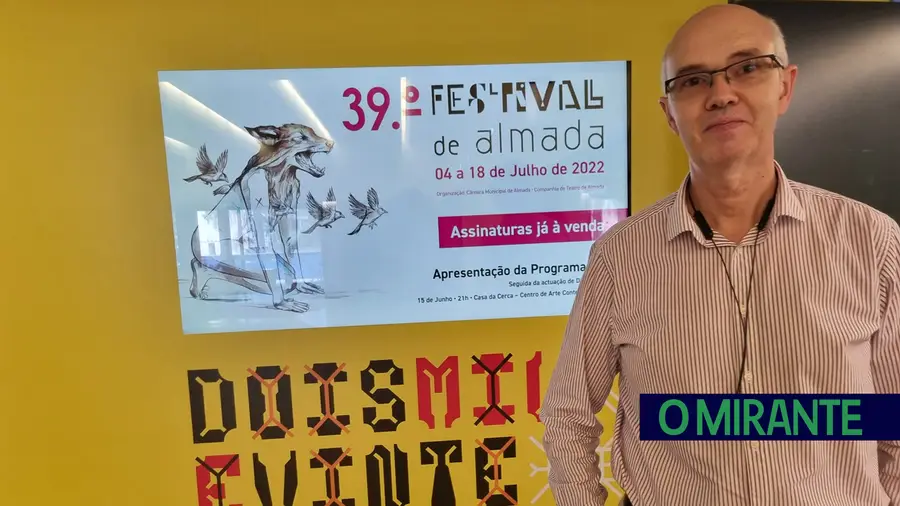 Carlos Galvão é director financeiro do Teatro de Almada onde está há 30 anos e chegou a convite de Joaquim Benite com quem começou a trabalhar e diz que aprendeu quase tudo