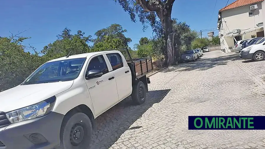 Carrinha do município foi encontrada à porta de um bar de alterne no Vale de Santarém. fotoDR