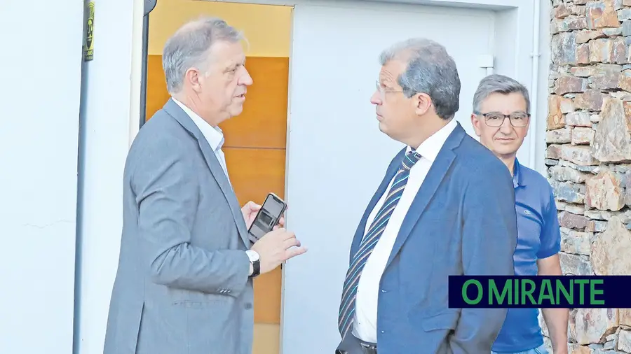 Presidente da ANACOM, João Cadete de Matos, com o presidente da Câmara de Mação, Vasco Estrela, na apresentação de um estudo realizado pela ANACOM que diz que Mação é um concelho onde as operadoras não disponibilizam sequer 80% das suas potencialidades de serviço