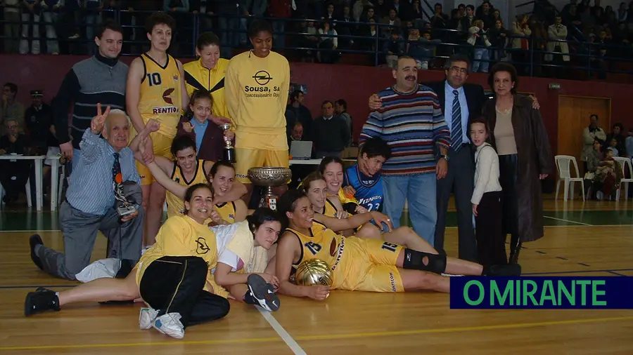 A equipa do Santarém Basket que venceu a Taça de Portugal em 2003