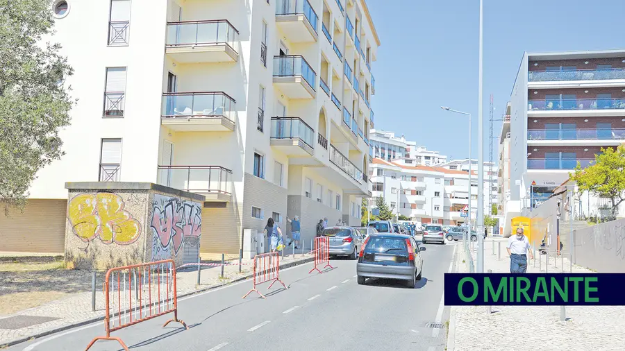 Depois das queixas dos moradores a junta colocou grades a impedir o estacionamento frente ao prédio situado junto ao mercado da Póvoa de Santa Iria