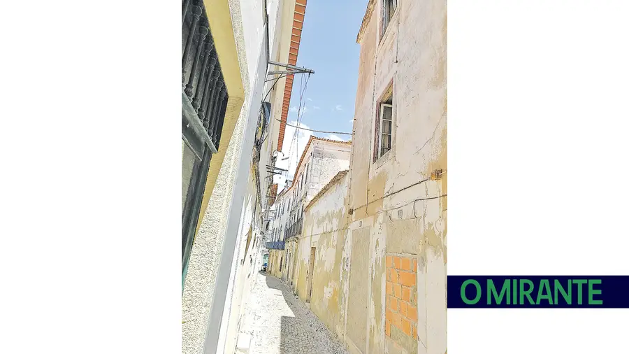 Imóvel no centro de Santarém é propriedade de uma sociedade imobiliária e está com sinais de abandono