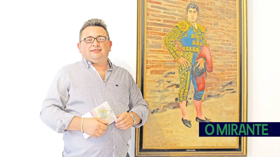 Francisco Gaia Júnior com uma das pinturas do pai que estão expostas na Póvoa de Santa Iria