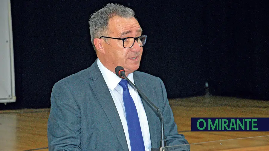 Vídeo. Autarca de Vialonga acusa trabalhadores de só trabalharem três horas por dia