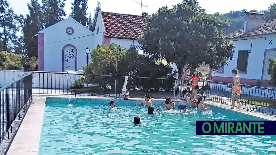 União de Freguesias da Chamusca e Pinheiro Grande vai gastar mais de dois mil euros no aluguer de uma piscina privada para as crianças do campo de férias utilizarem uma vez que as piscinas municipais da Chamusca estão encerradas há três anos